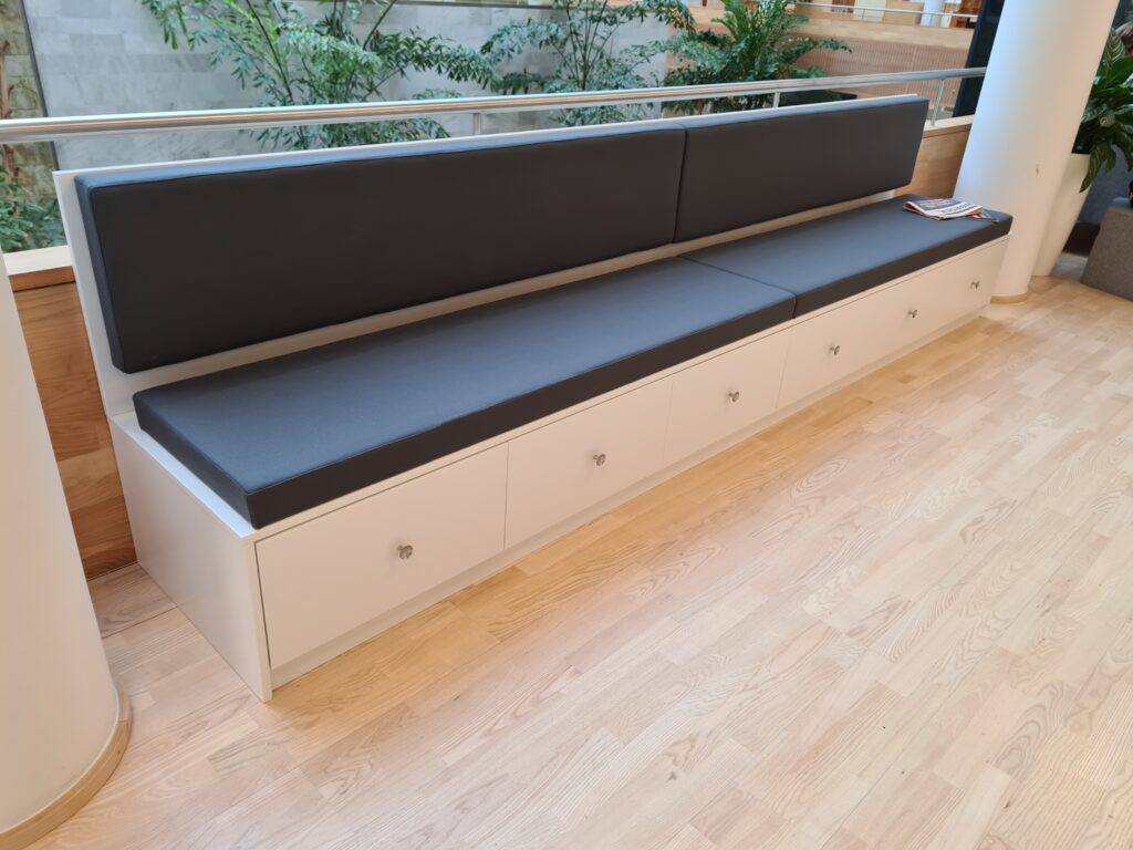 Specialdesignet bænk til kantine.